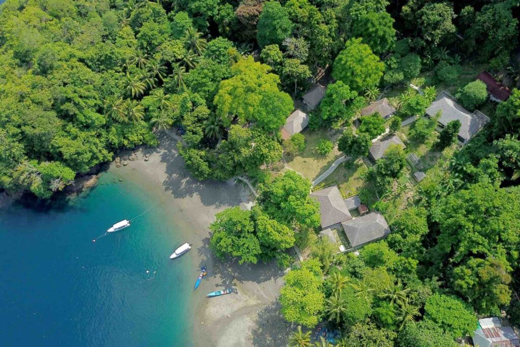 Tauchresort Ambon Dive in Indonesien von oben am Strand