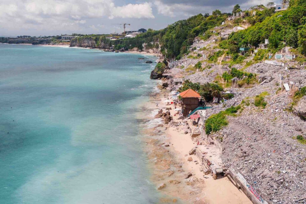 Blick auf Kueste und Truemmer am Bingin Beach Strand in Bali