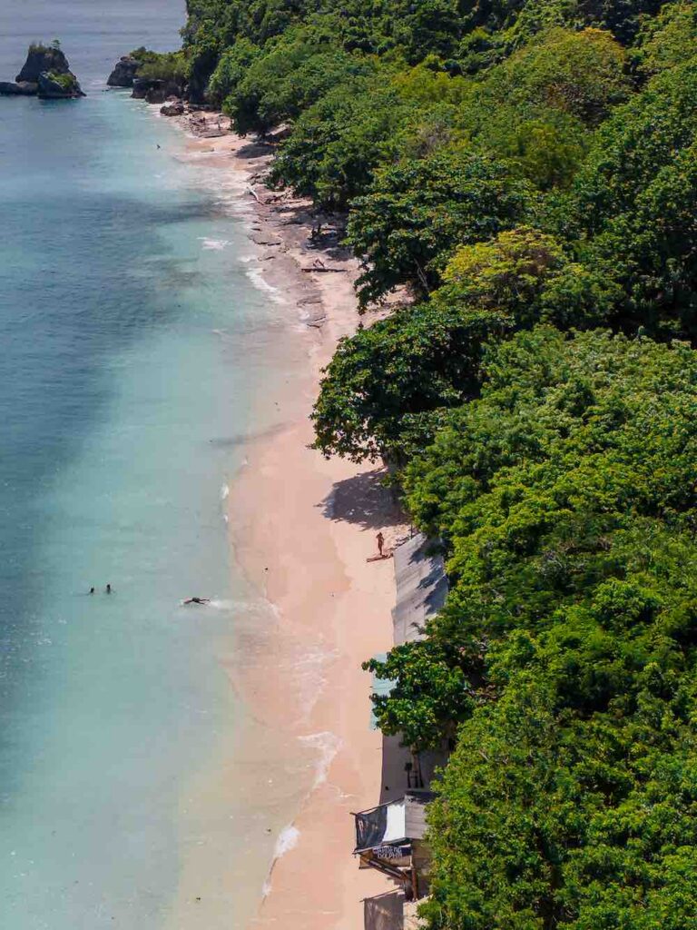 Blick auf den gesamten Strandabschnitt des Thomas Beach in Bali von oben