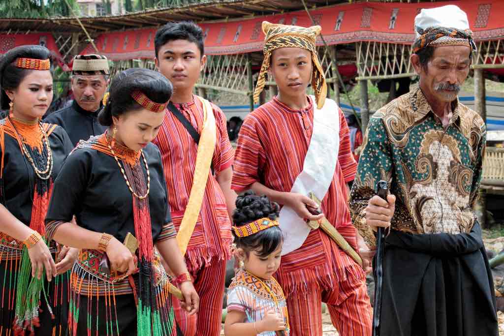 Einzug der Gäste im traditionellen Gewand auf der Beerdigung in Tana Toraja