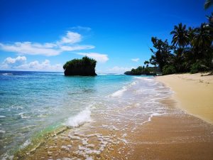 weißer Sandstrand auf Morotai