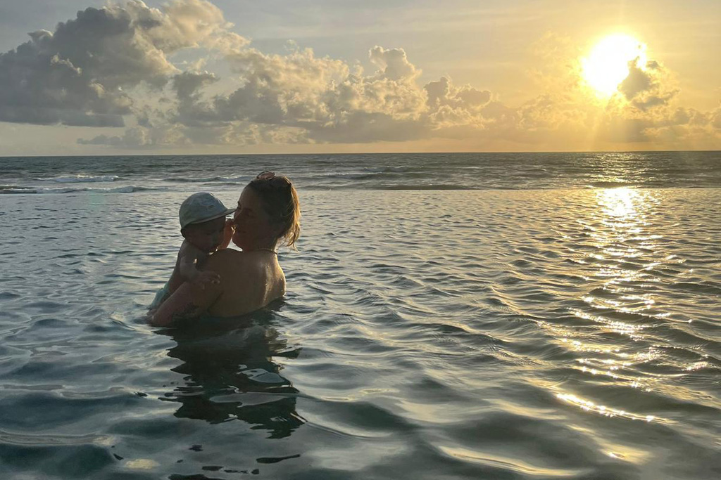 Mutter mit Baby im Meer 