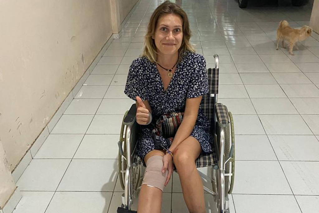 Im Rollstuhl sitzend, nach Rollerunfall auf Lombok 