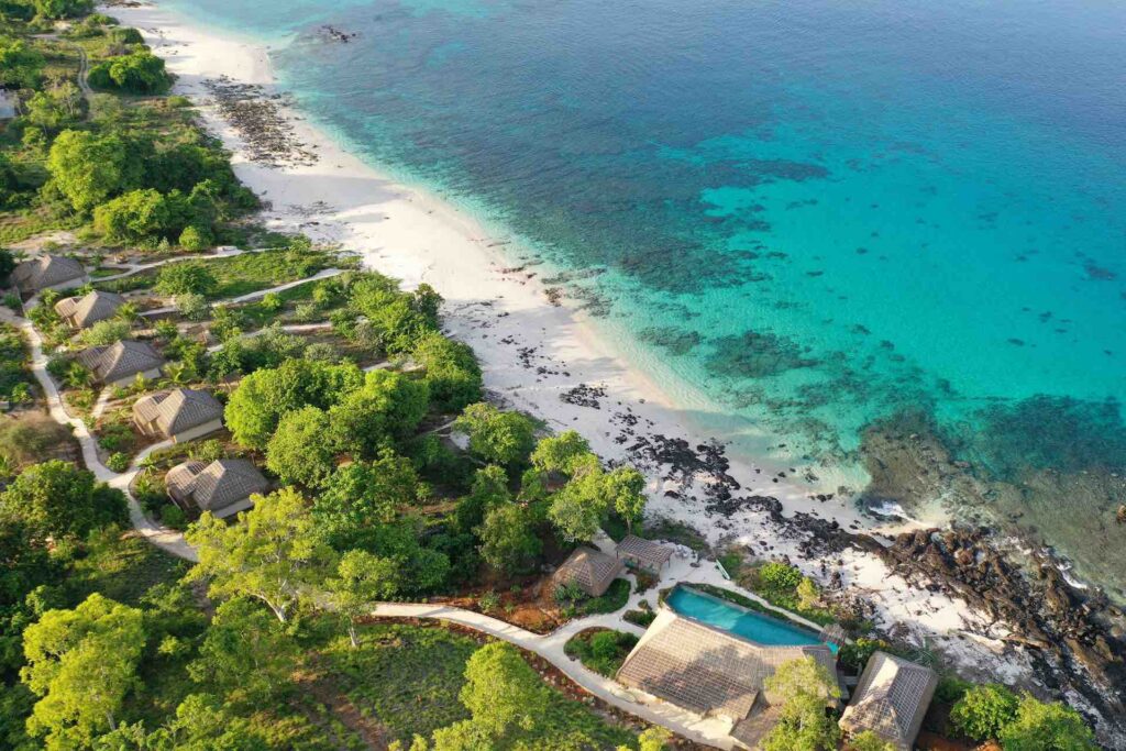 Blick auf Strand und Savu South Alor Resort von oben