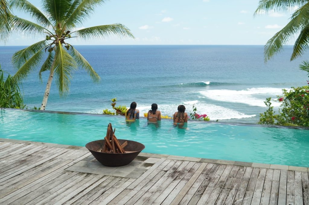 Poolblick nach Surftag am Meer