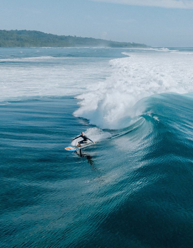 Surfer auf perfekten Paradieswellen