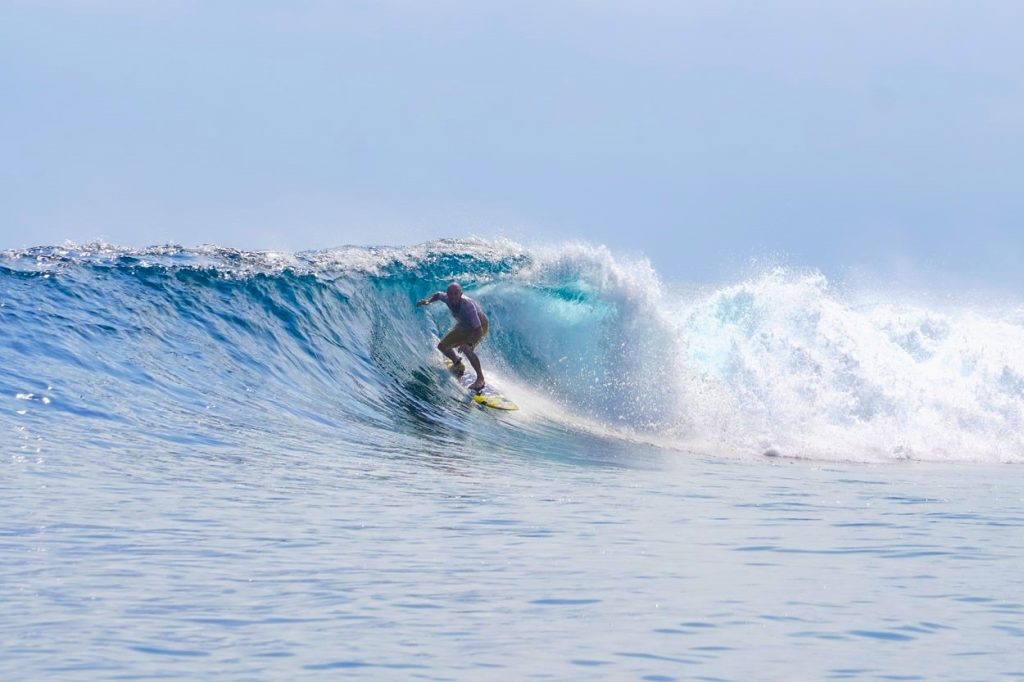 Surfer aller Niveaus in Indonesien
