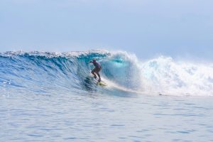 Surfalternativen zu Bali_Surfer auf einer Welle auf Morotai (Moro Ma Doto)