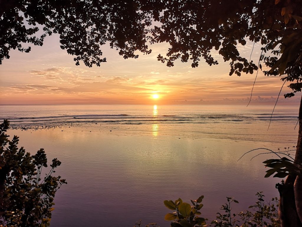 Sonnenaufgang mit Meerblick für Surfer