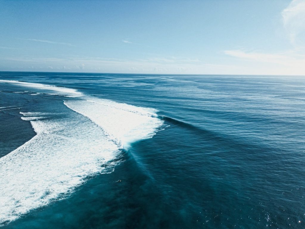 Surfer allein im endlosen Ozean