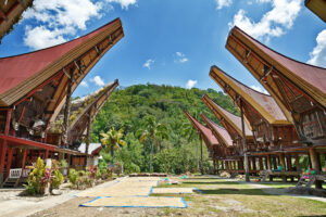 Tongkonan und Alang Reisspeicher in Tana Toraja stehen gegenüber