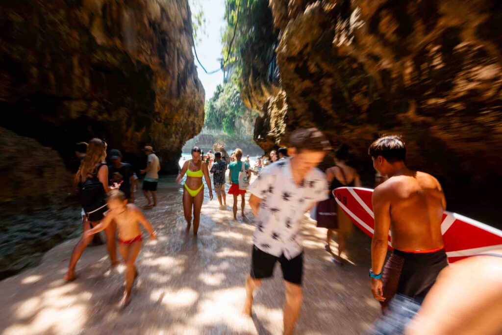 Touristen am Suluban Beach auf dem Weg zum Strand zwischen den Felsen