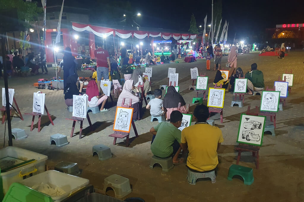Alun Alun, großer Platz, wo sich Jung und Alt treffen um zu malen, zu essen 
