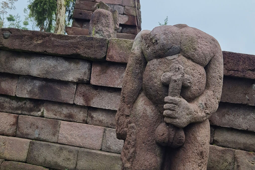 Candi Sukuh mit vielen ungewöhnlichen Figuren und Reliefs