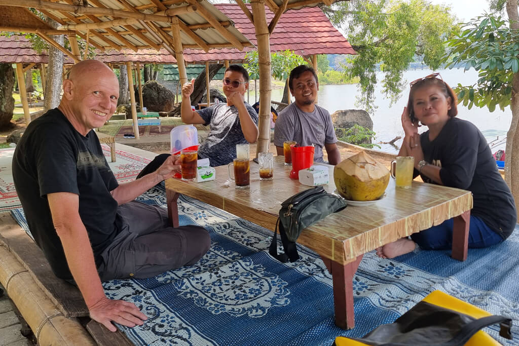 Gruppenbild der Wonogiri Experten bei Getränken an einem Tisch
