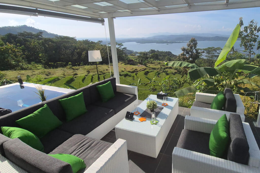Wonogiri-Guesthouse, Terrasse mit Pool - wunderschöner Ausblick in die Natur