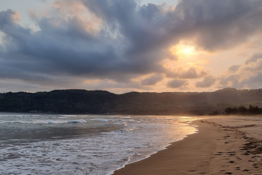 Weitläufiger Strand zum Sonnenuntergang