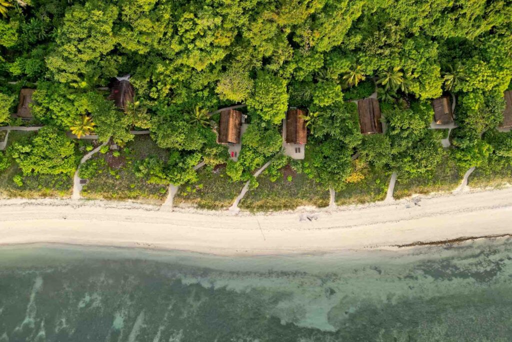 alor divers tauchresort auf alor von oben direkt am strand
