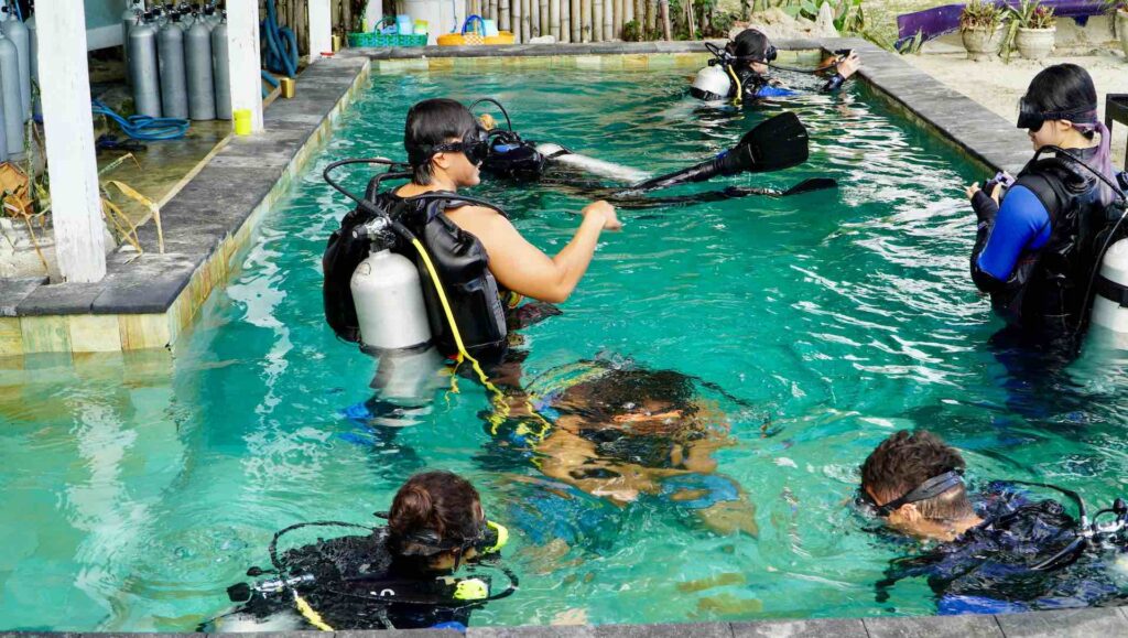 tauchuebung mit anfaengern bei sanctum dive im pool