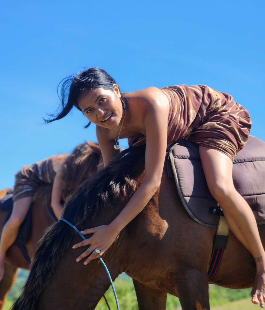 asti auf einem sumba pony trägt karaja handgewebte kleidung