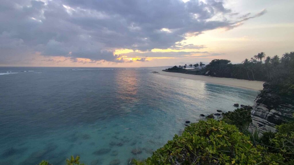 Sonnenuntergang in Bucht am Strand in Sumba