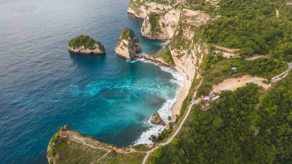 ausblick auf diamond beach in nusa penida von oben