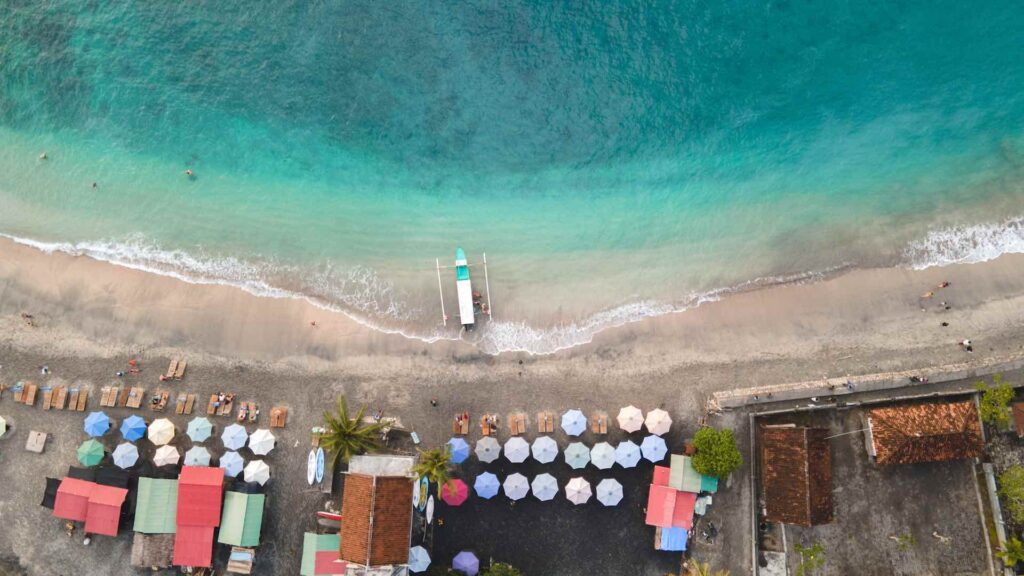 strand an der crystal bay von oben mit glasklarem wasser und weissem sand