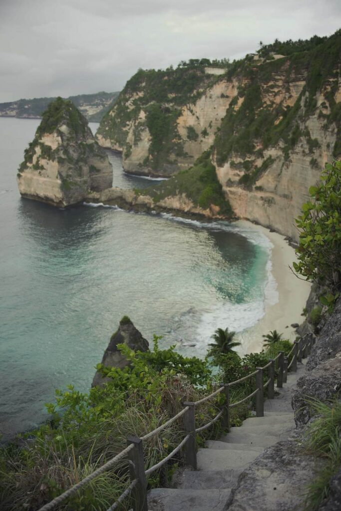 treppe zum diamond beach mit aussicht auf klippen und strand