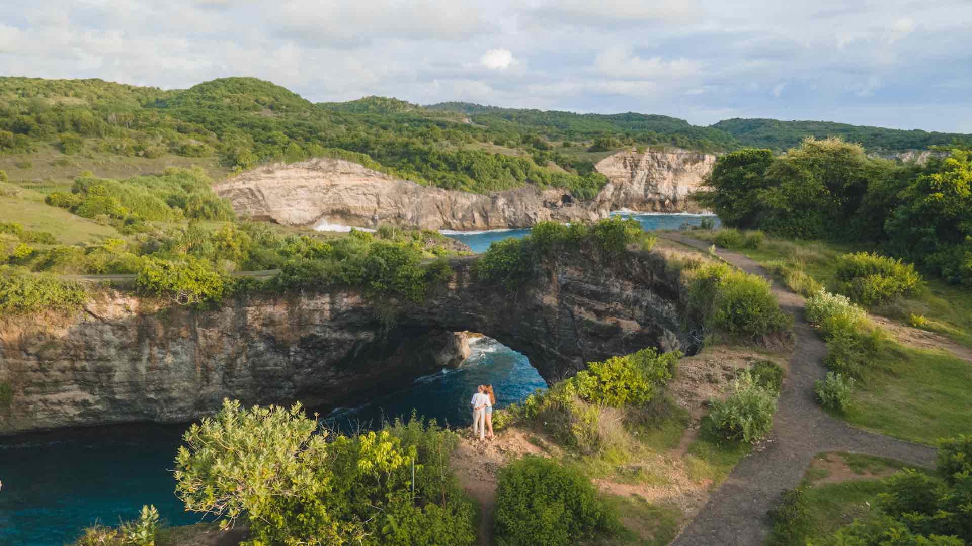 aussicht auf die felsformation des broken beach in nusa penida