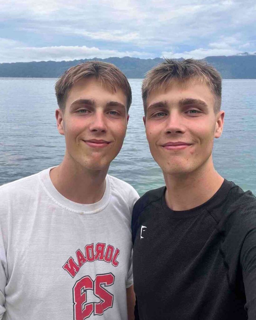 selfie der brueder und autoren bennet und gerret