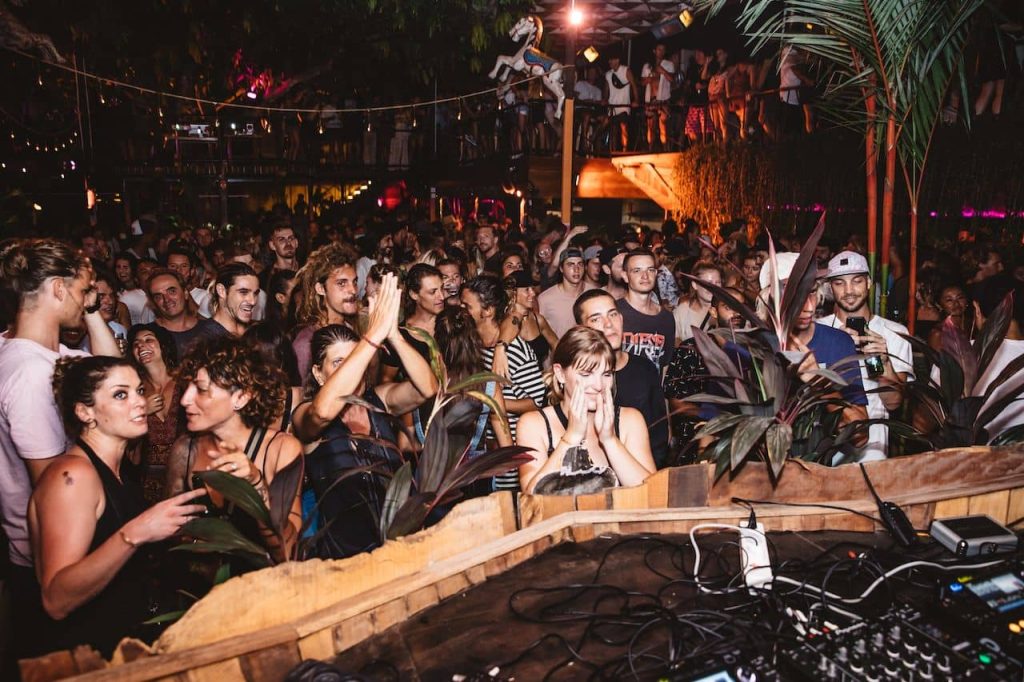 Ausgelassene Partystimmung im Hatch Club in Uluwatu