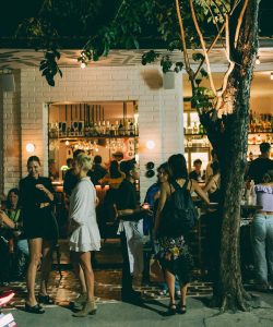 bali-clubs-bars-mosto-gaeste-vor-dem-eingang