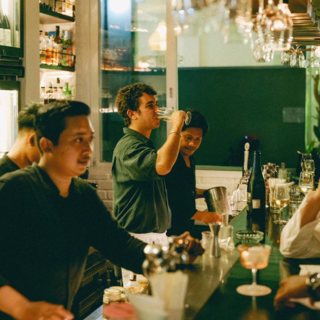 Bali: Mosto Barkeeper genießt Wein