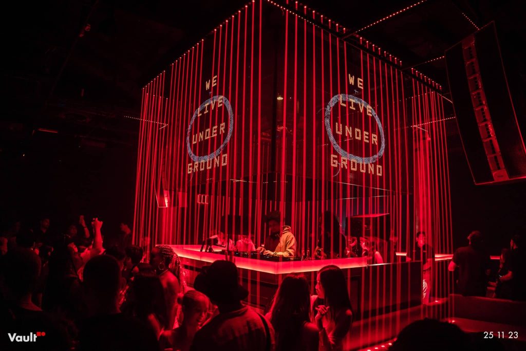 Das DJ-Pult im Vault Club in Berawa, Bali 