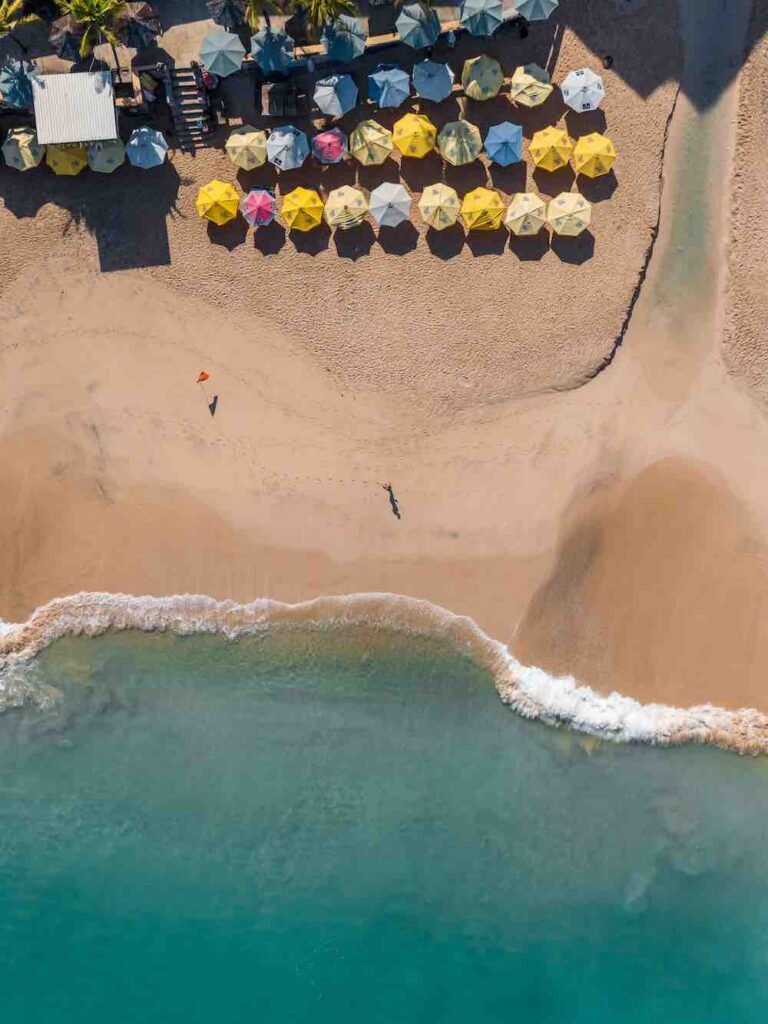 Dreamland Beach aus der Vogelperspektive menschenleer mit glasklarem wasser