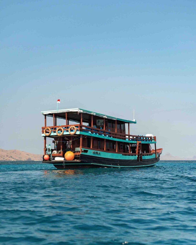 boot tauchanbieter neren diving komodo im wasser in labuan bajo