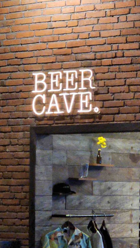 Entdecke das Nachtleben: Black Sand Brewery, Bali.