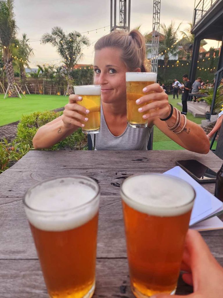 Genieße das Nachtleben: Black Sand Brewery Biergarten, Bali.