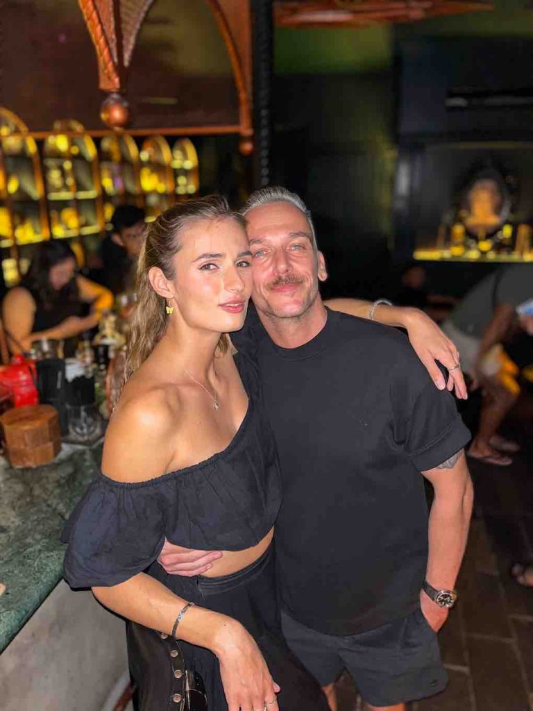 Bali: Shady Pig - Autorin Annabell und Freund