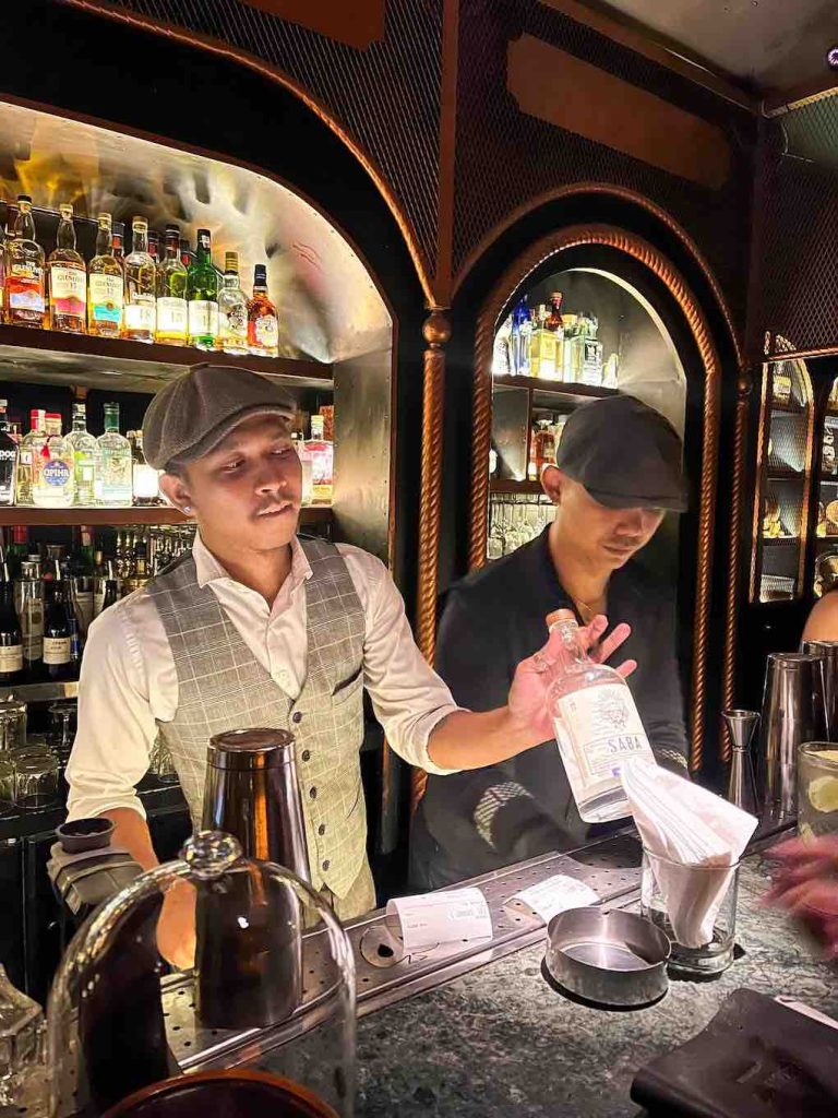 Bali: Shady Pig Barkeeper in Action