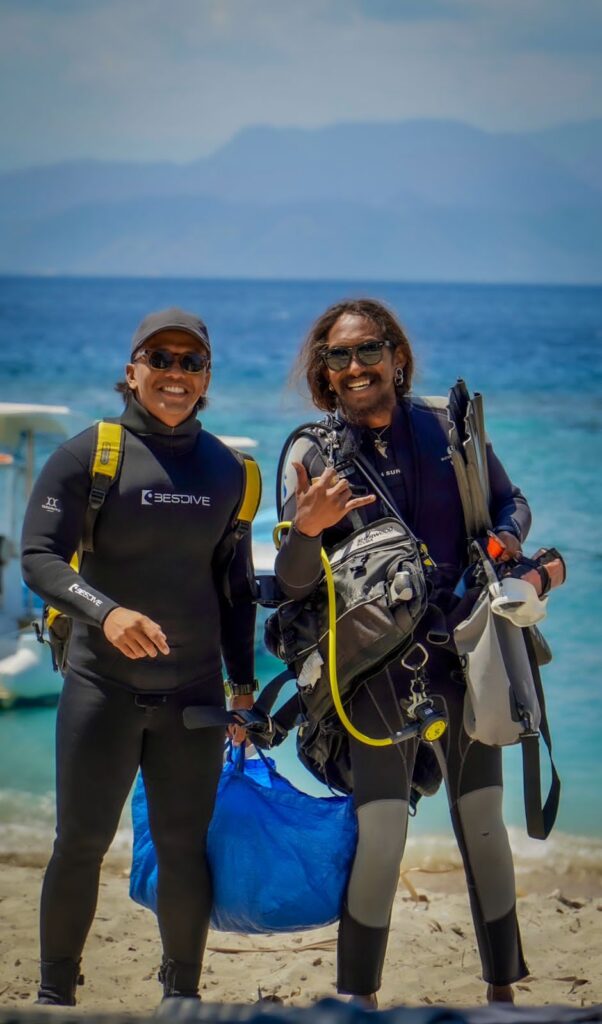 tauchlehrer von sanctum dive in nusa penida in ausruestung
