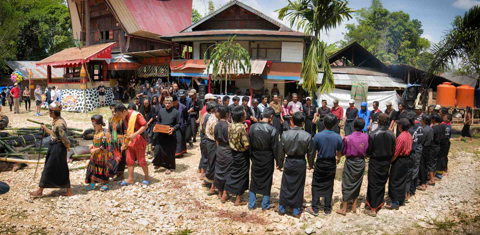 Familie steht im Kreis bei einer Beerdigungszeremonie in Tana Toraja