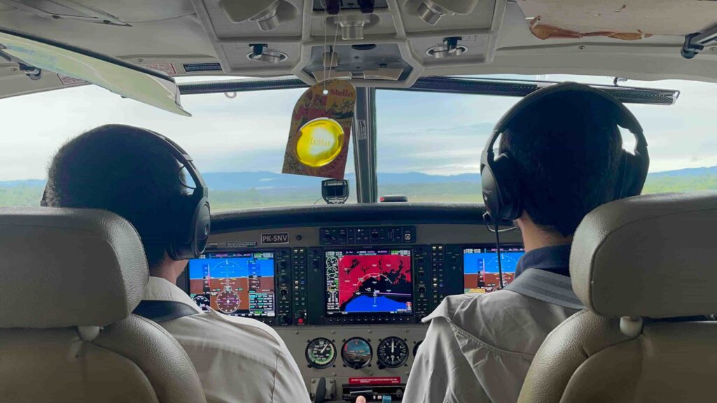 im cockpit einer propellermaschine durch neu guinea