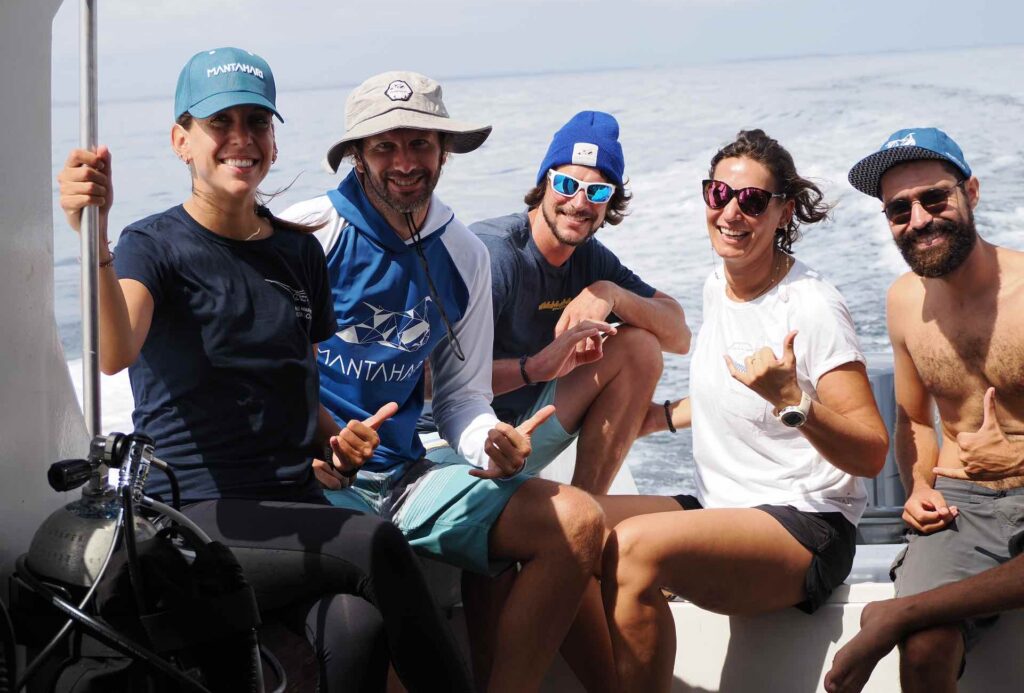 tauchlehrer team von blue marlin lombok an bord lächelt in die kamera