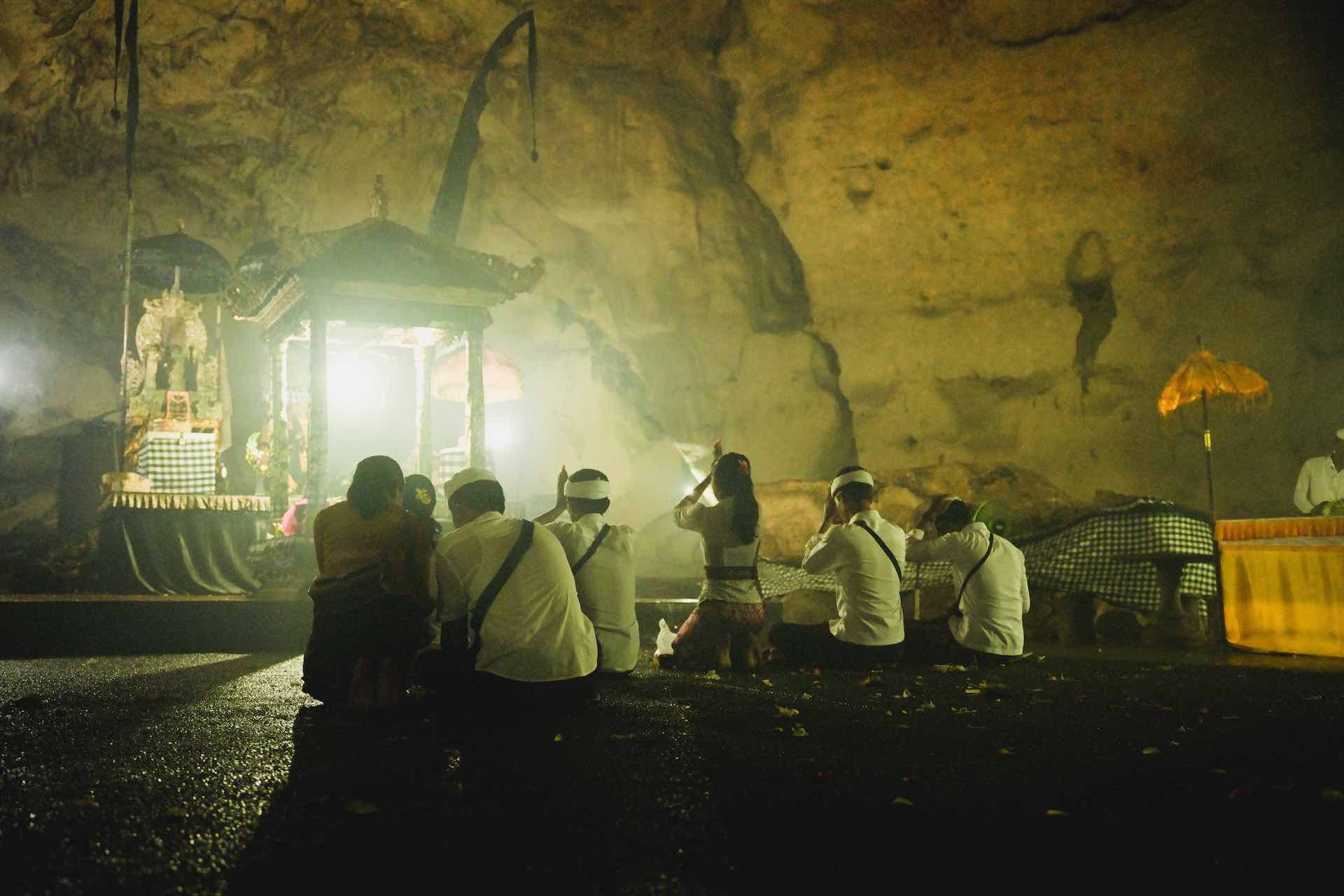 Gebetszeremonie am Schrein in der Goa Giri Putri Cave auf Nusa Penida