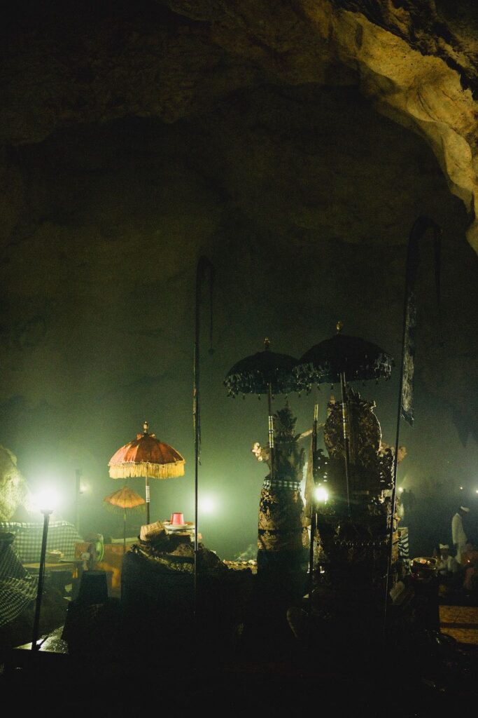 Schrein in der Tempelhoehle Goa Giri Putri Cave in der Dunkelheit