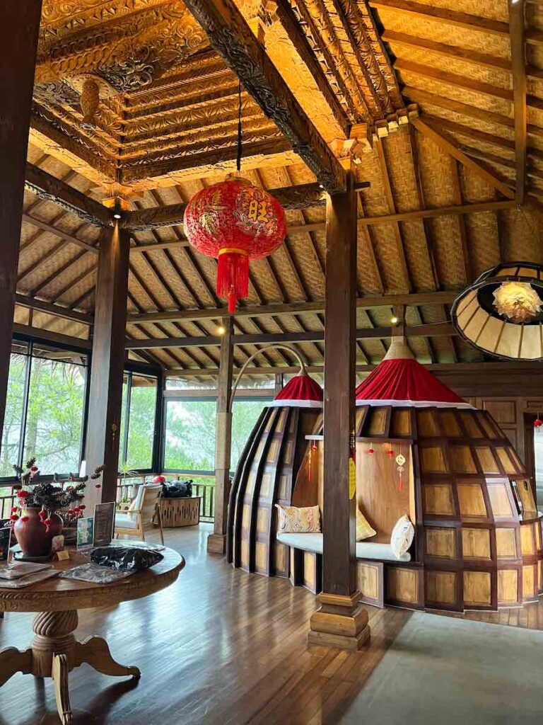 hoteltipp kintamani tira vilagna resort lobby holzschnitzereien