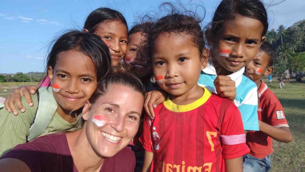 selfie von pferde guide steffi mit kindern in sumba
