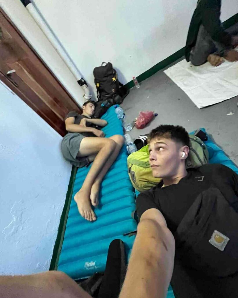 autorenselfie auf luftmatratze als schlafretter auf rundreise