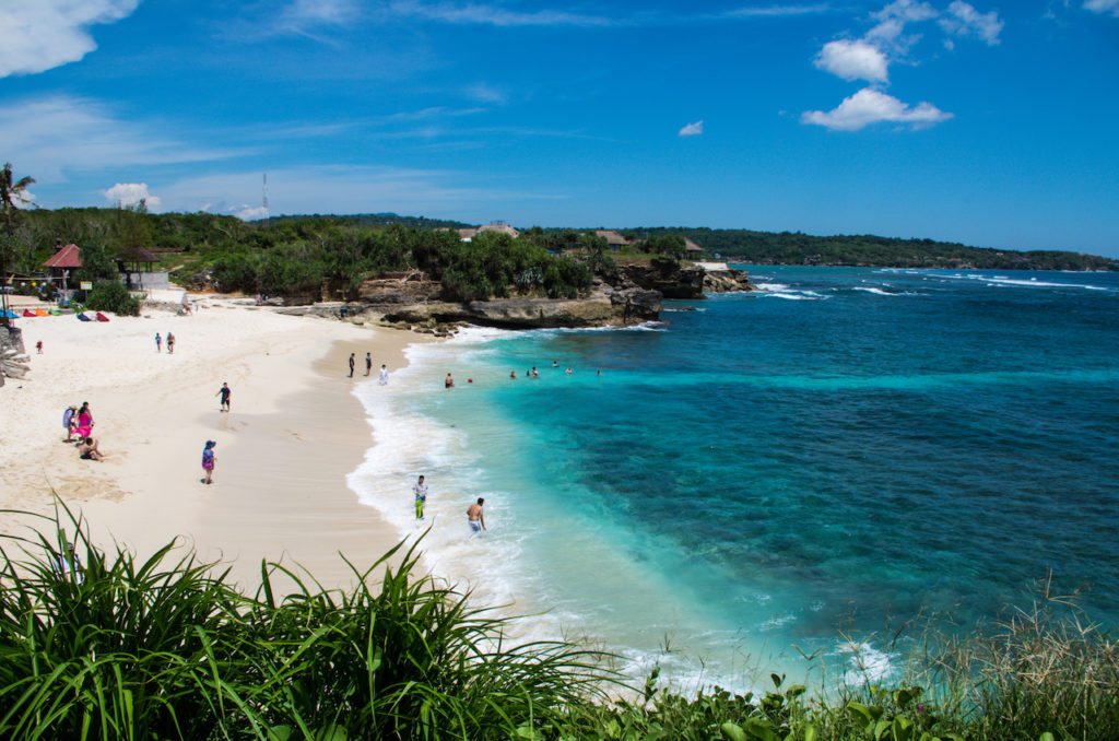 blick auf strand mit türkisem wasser auf nusa lembongan